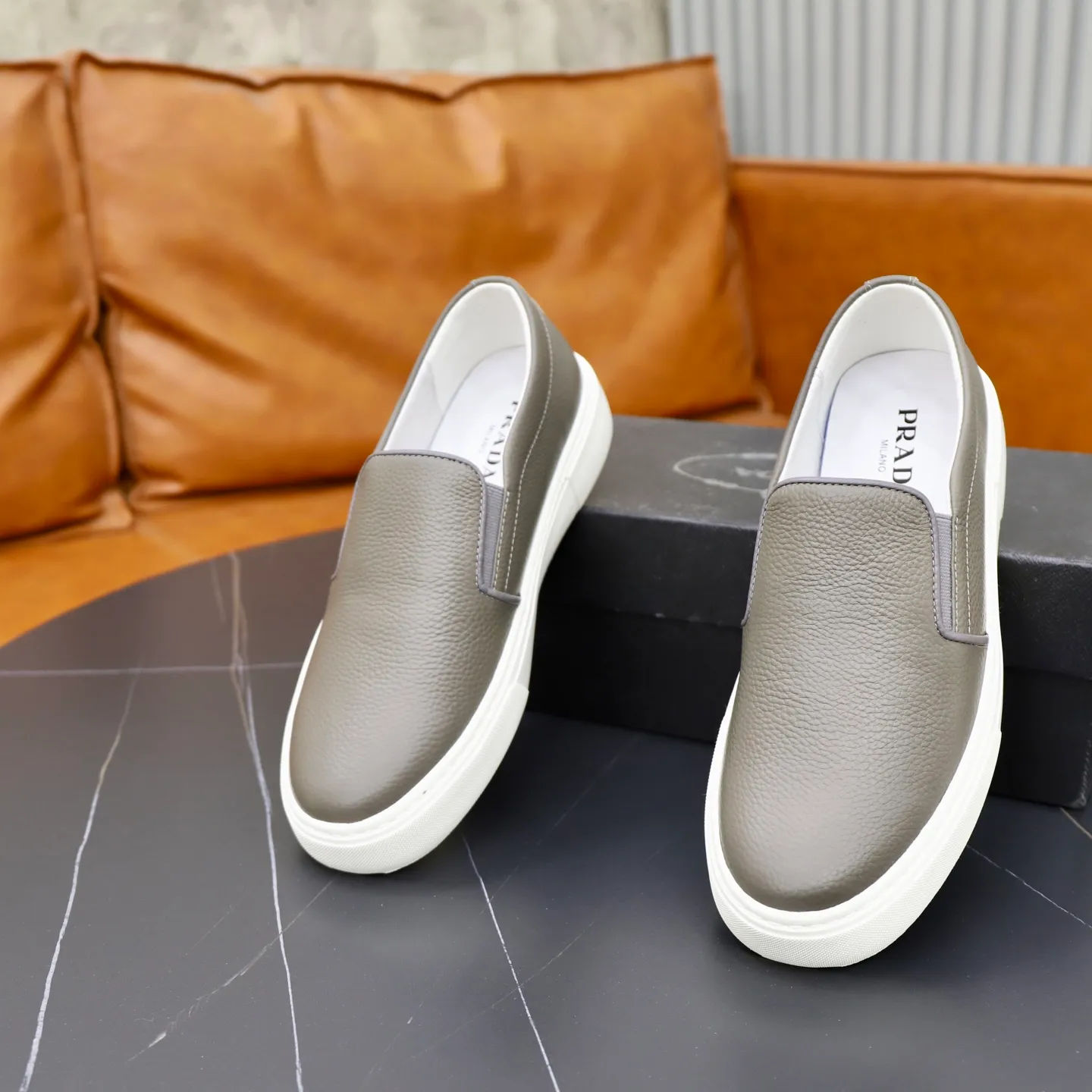Ex-factory price: 420💰🙅‍♂️🙅‍♂️🙅‍♂️ Brand: PRADA Standard code: 38–44 (45 can be customized) Grade: Same as the official website Material: Original cowhide fabric Comfortable pigskin lining Lightweight wear-resistant outsole Style category: Men's fashionable casual shoes and boots Running sports shoes Distinguished luxury brand elements Top luxury Color: actual picture color
